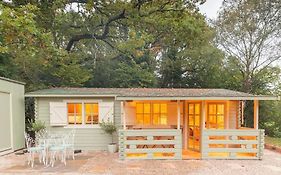 Family Friendly Sunny Log Cabin
